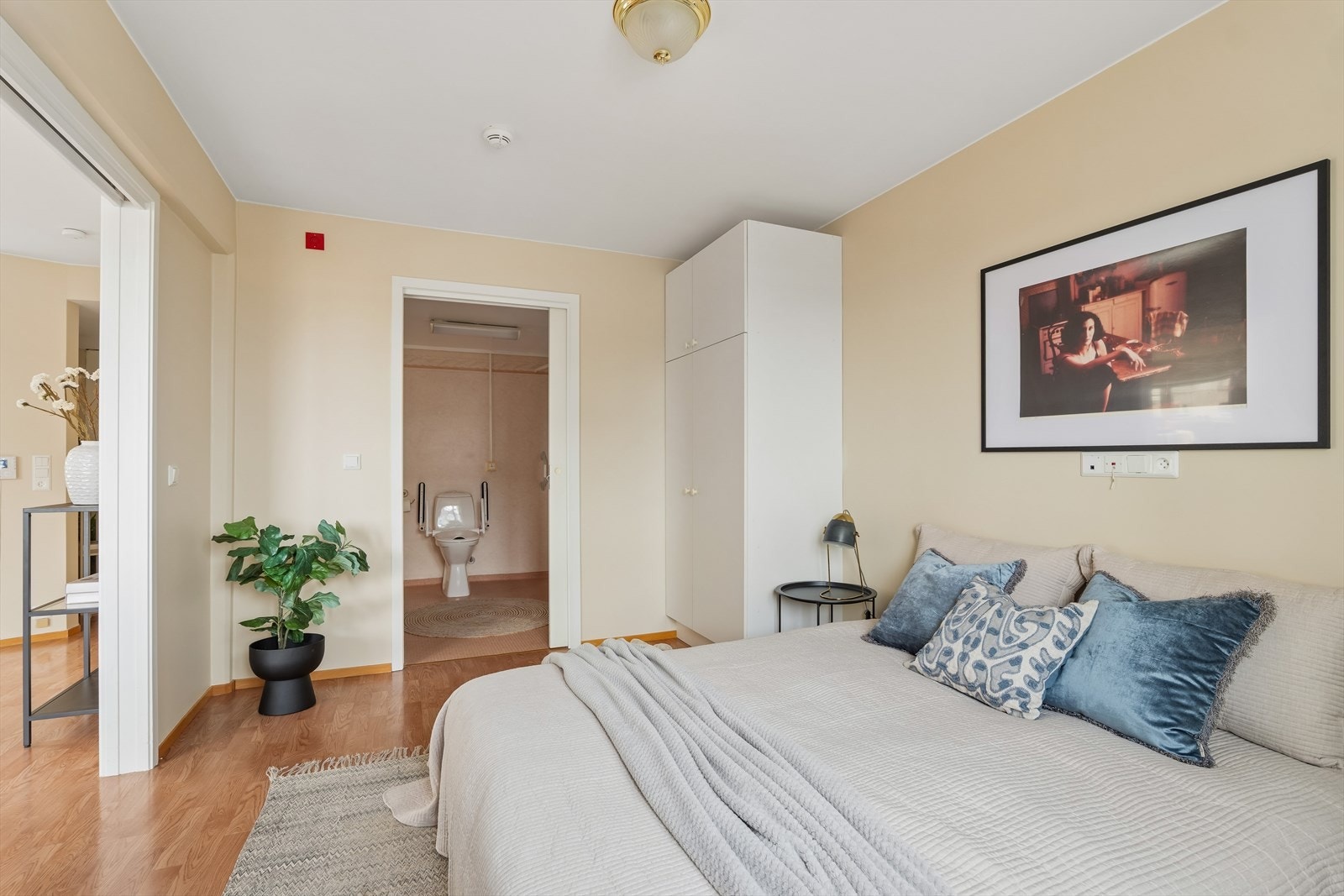 En praktisk løsning med to adkomster til badet, både fra soverom og entré. Galleribilde