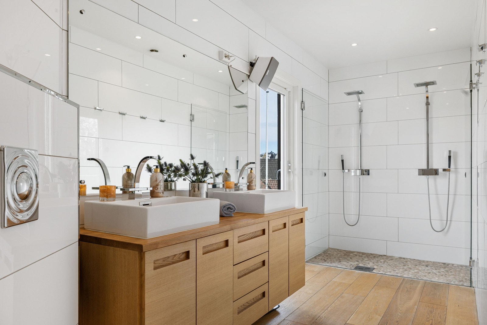 Badet har innredning med to servanter og dobbel dusj. Stilrent og lekkert! Galleribilde