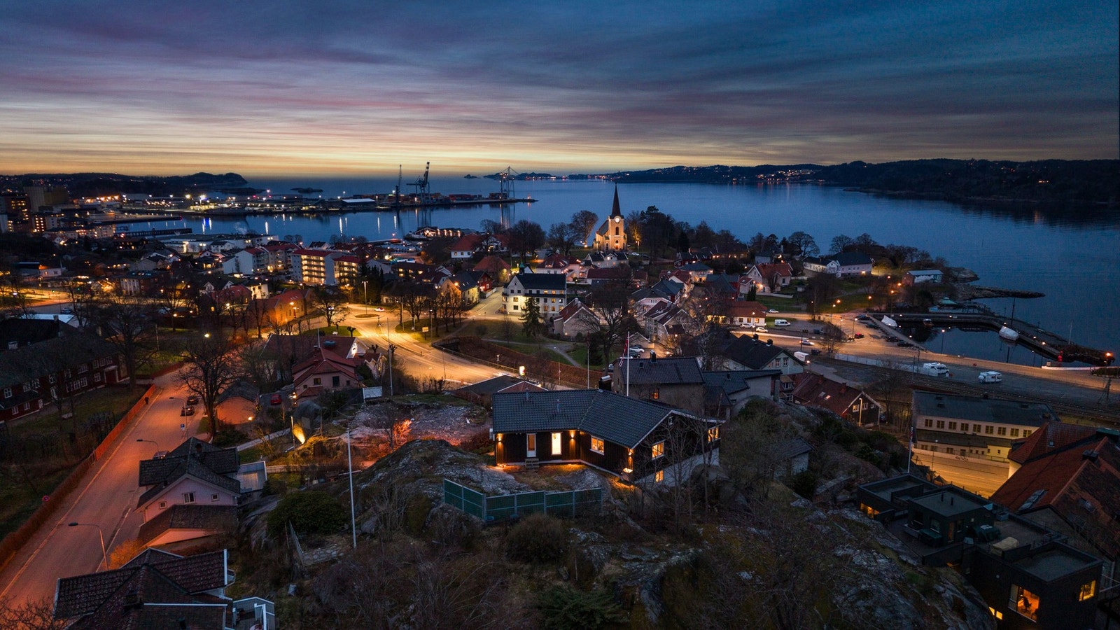 Enebolig med fantastisk beliggenhet øverst på kollen med panoramautsikt ! Galleribilde