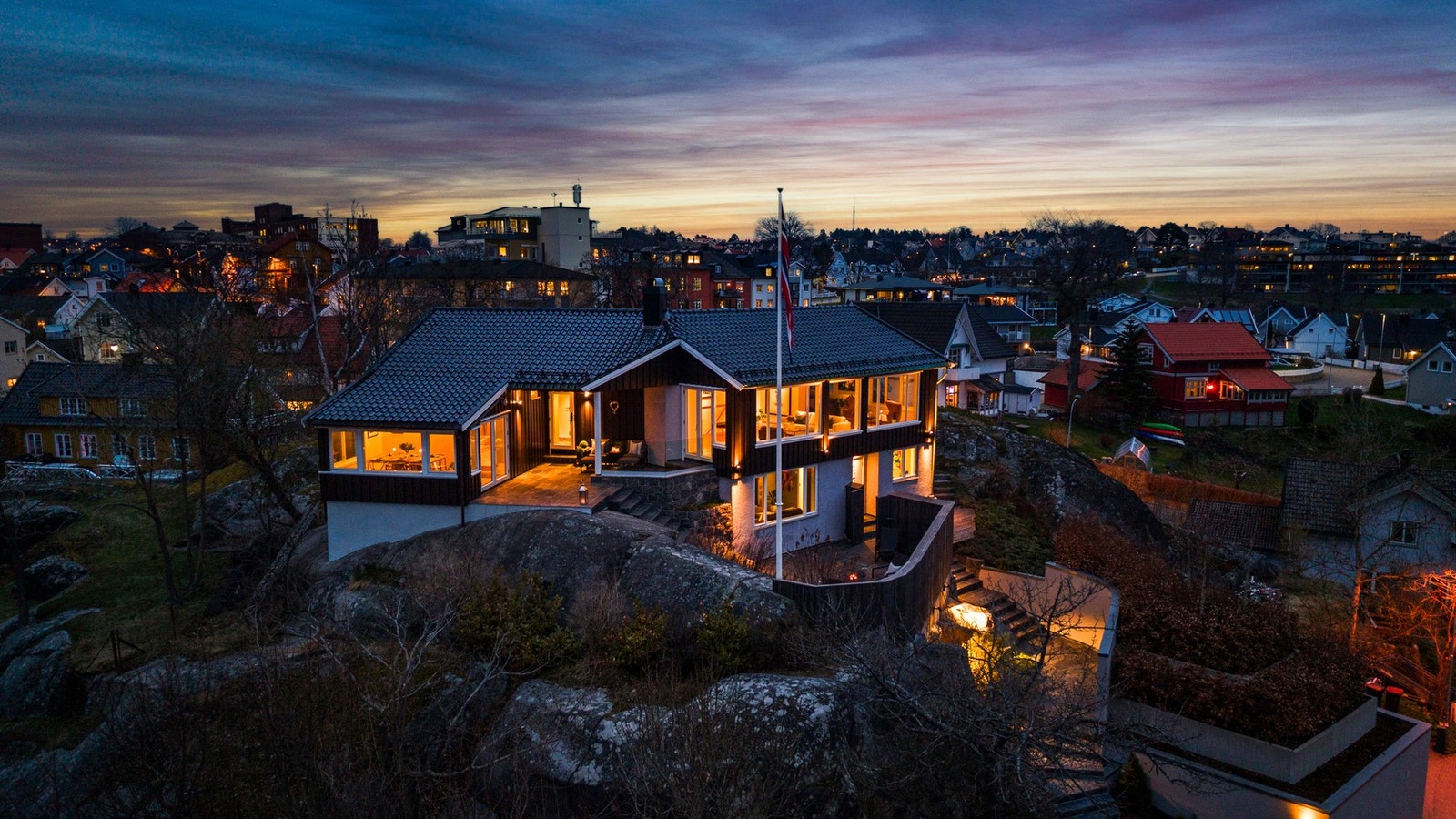 Beliggenheten til denne boligen er helt unik med fantastiske sol- og utsiktsforhold. En sjelden anledning! Galleribilde