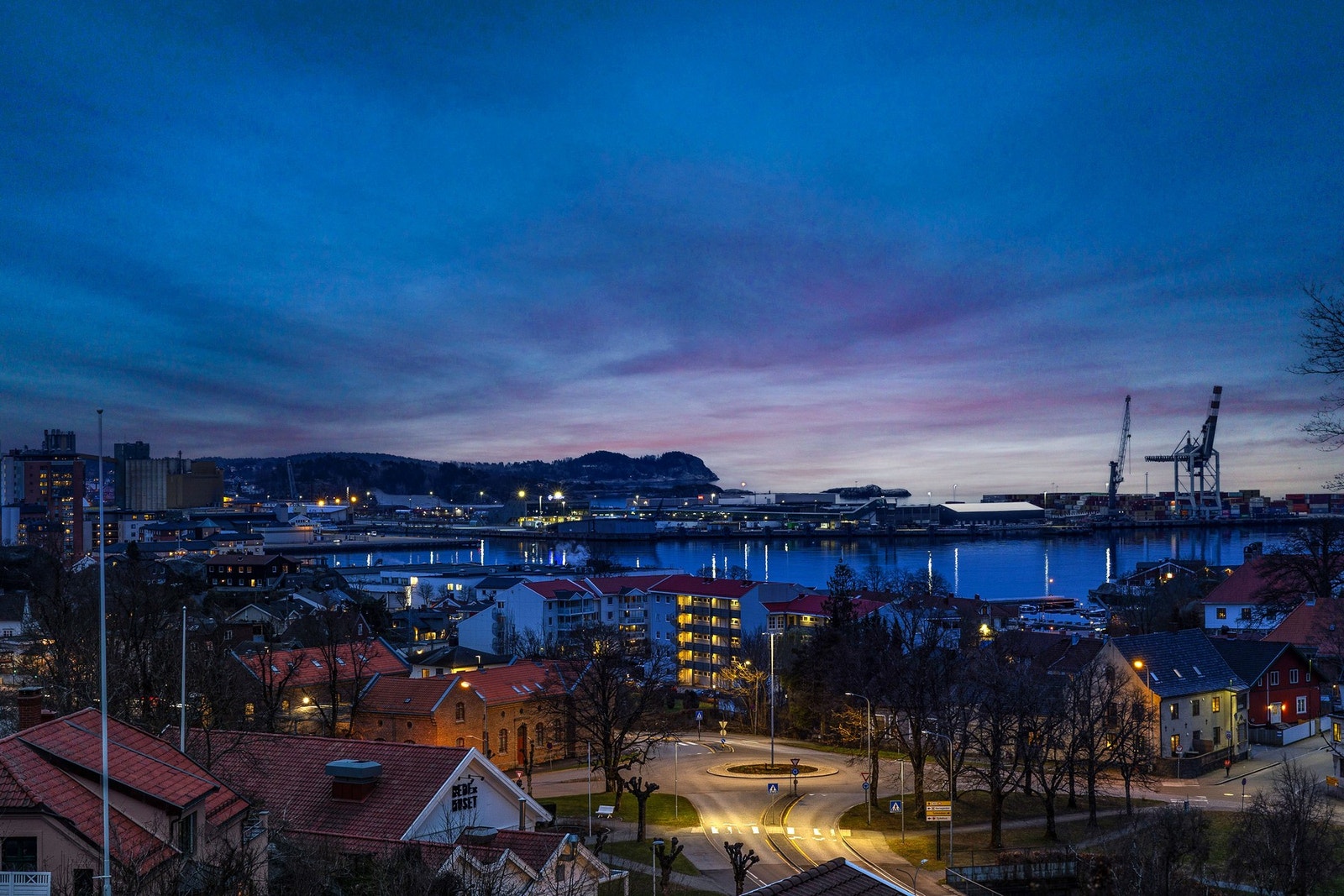 Fra eiendommen har man spektakulær utsikt over sjøen og hele Indre Havn Galleribilde
