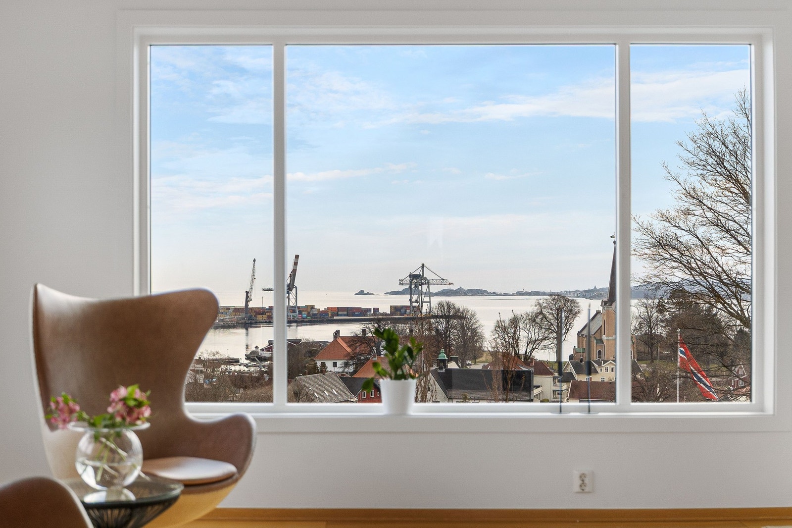 Stuen er lys og romslig og de store vinduene åpner opp for utsikten. Galleribilde