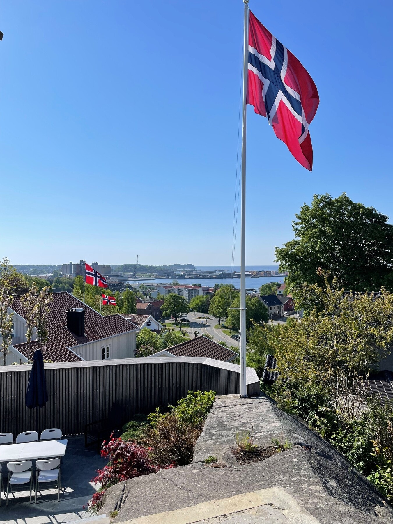 Utsiktbilde hvor man ser naboeiendom før brann. Galleribilde