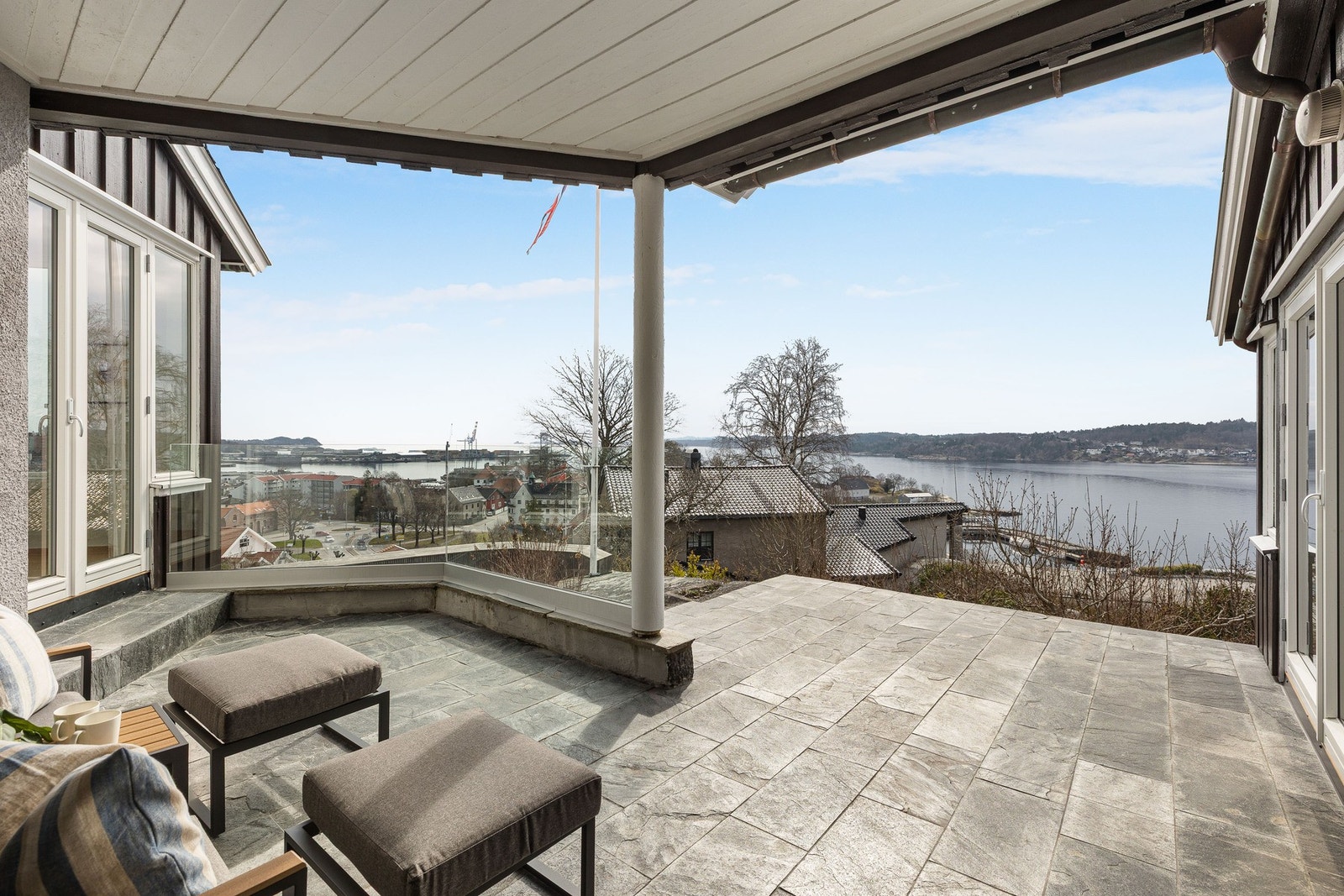 Steinbelagt terrasse som har rikelig med plass til utemøbler og solstoler. Galleribilde