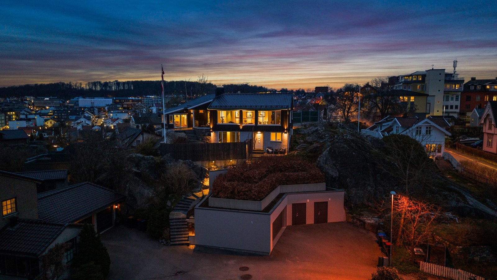 Nytt garasjeanlegg/ boder , trapper og inngangsparti (2021) tegnet av Sivilarkitekt Bente Kronen gir boligen et flot og moderne t særpreg. Galleribilde