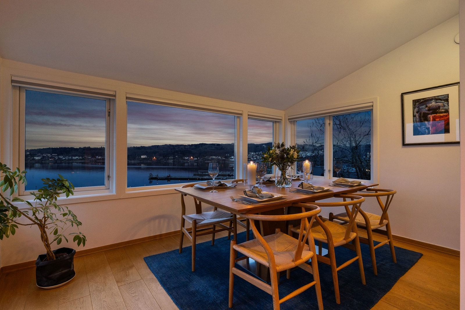Spisestuen er romslig og har plass til et stort spisebord til mange gjester. Galleribilde