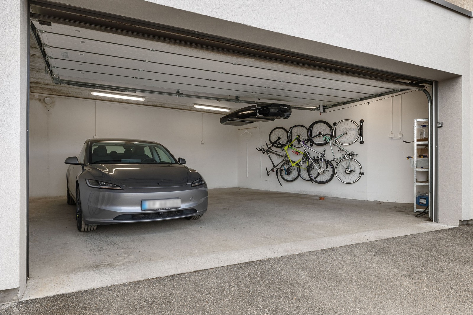 Garasje bygget i 2021 med port. Galleribilde