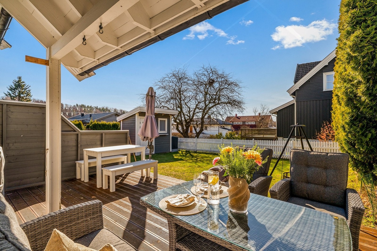 Her har du en fin terrasse og god plass i hagen for at de minste kan holde på med lek og moro Galleribilde