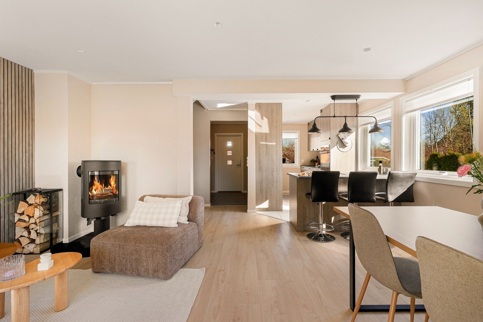 Flere store vindusflater slipper inn godt med naturlig lys i stuen Galleribilde