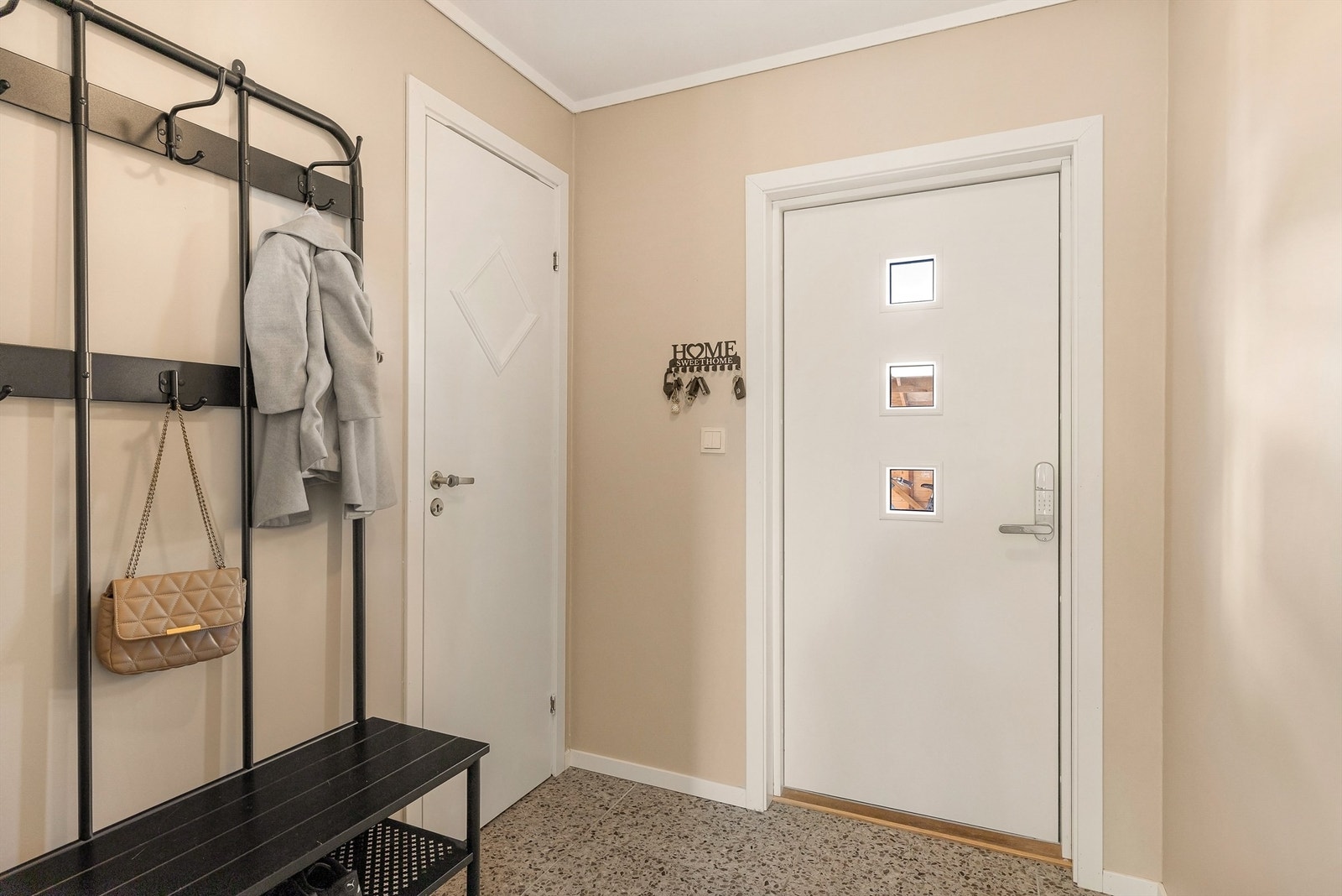 Fint inngangsparti med adkomst til garderobe/bod Galleribilde
