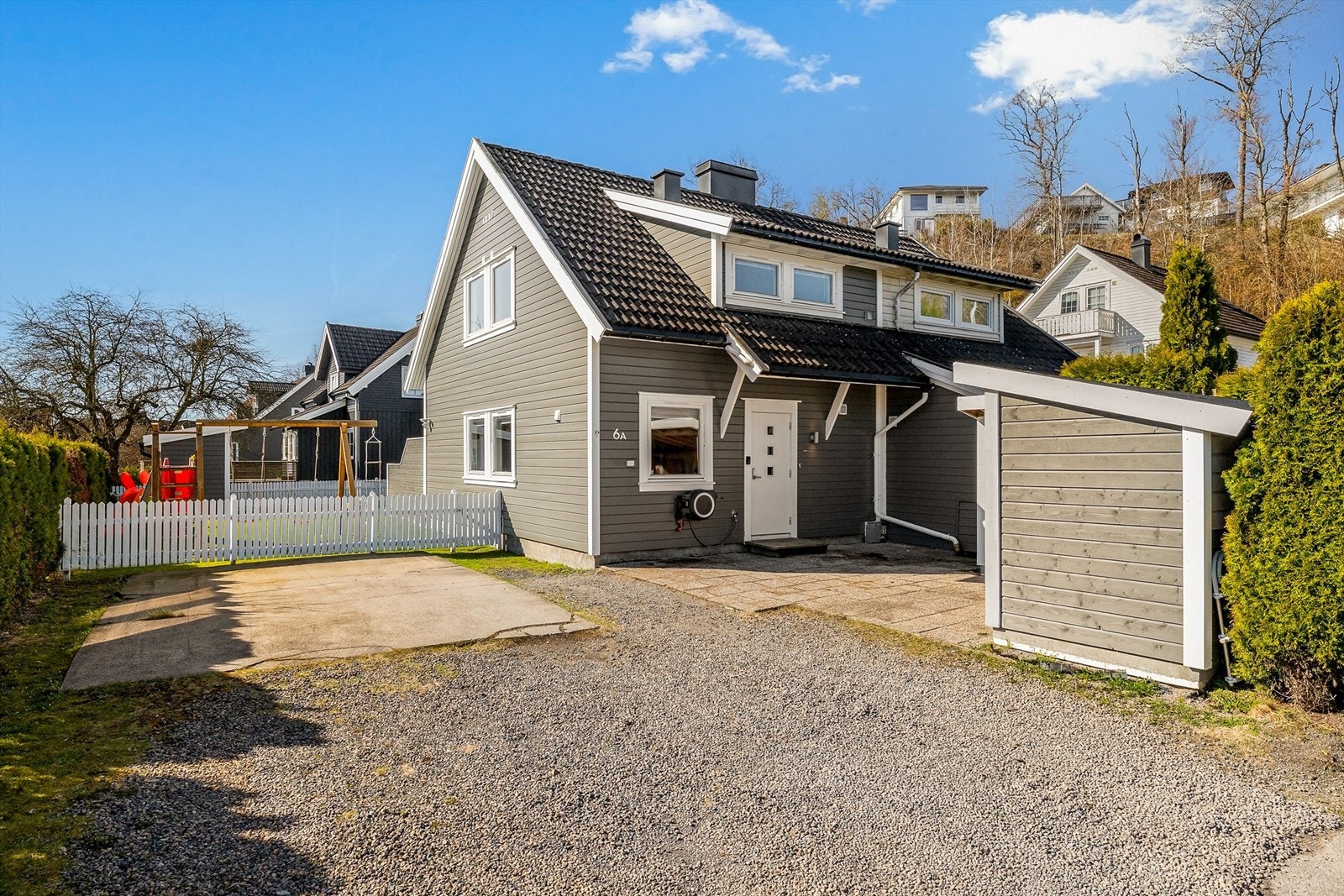 Fasade inngangsparti. Her har du godt med parkeringsplasser Galleribilde
