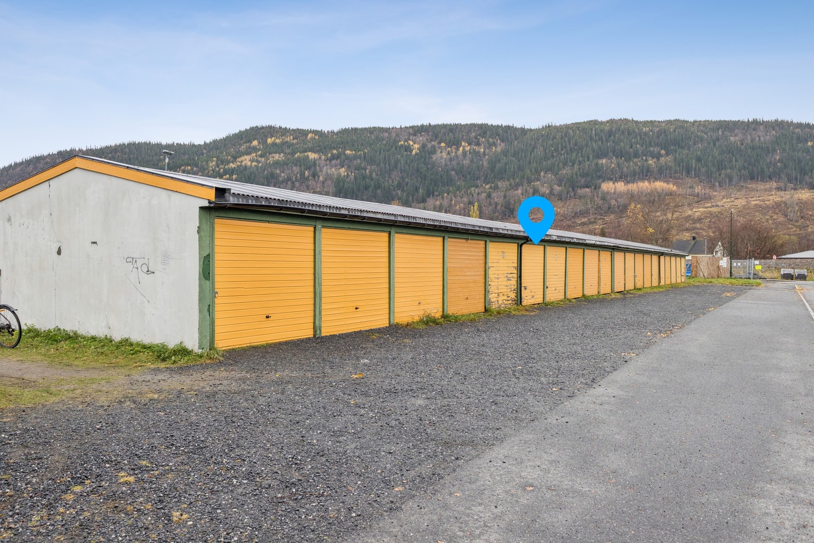Garasjeplass i rekke medfølger. Galleribilde