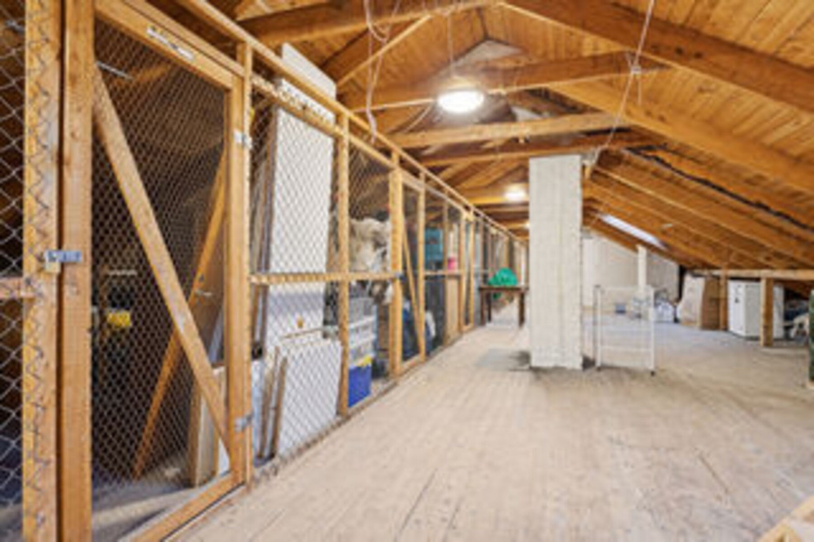 Bod på loft. Galleribilde