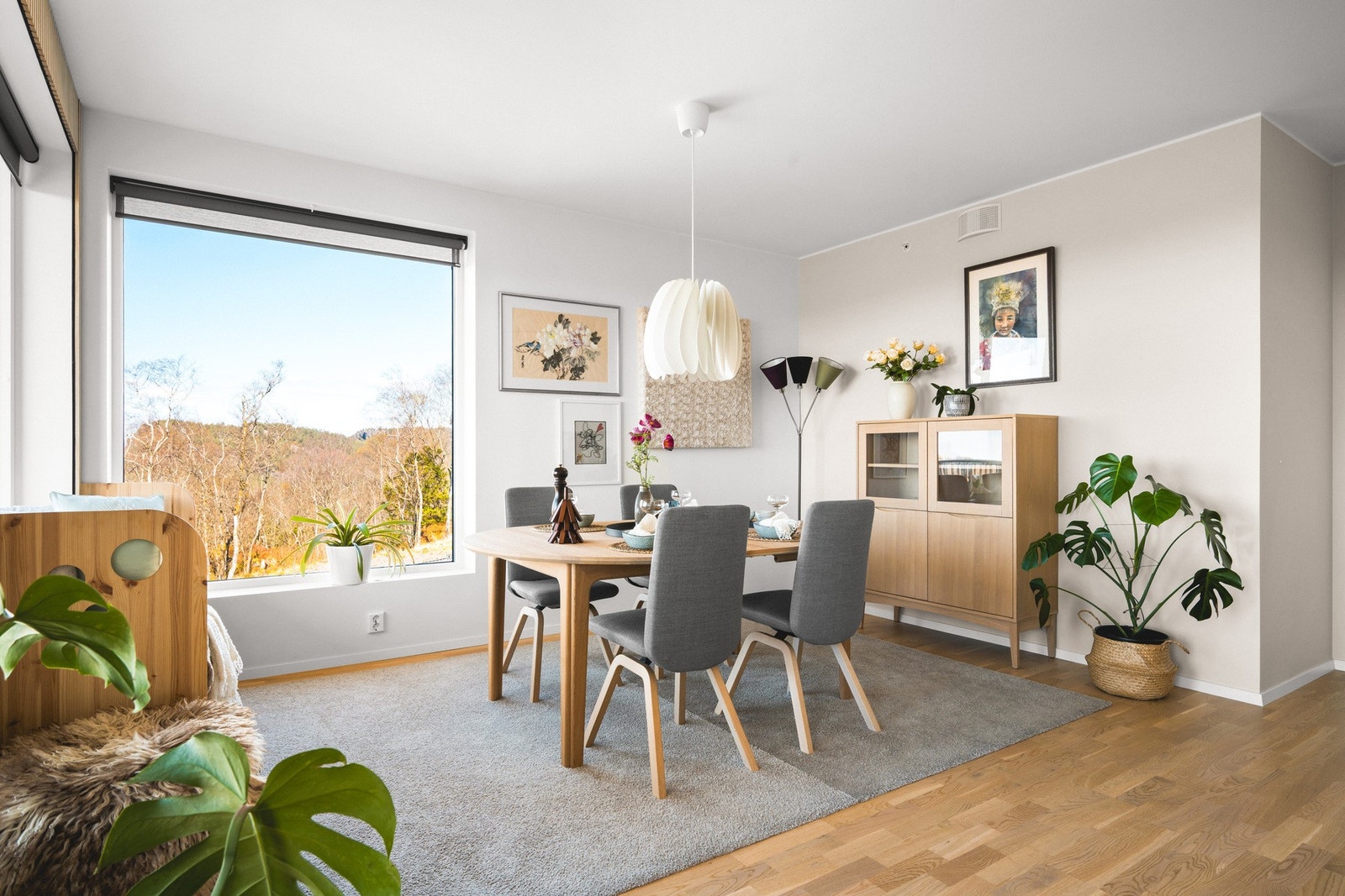 Det er ekstra takhøyde i stue som skaper en luftig romfølelse. Det er balansert ventilasjon i leiligheten som kan styres via app. Galleribilde