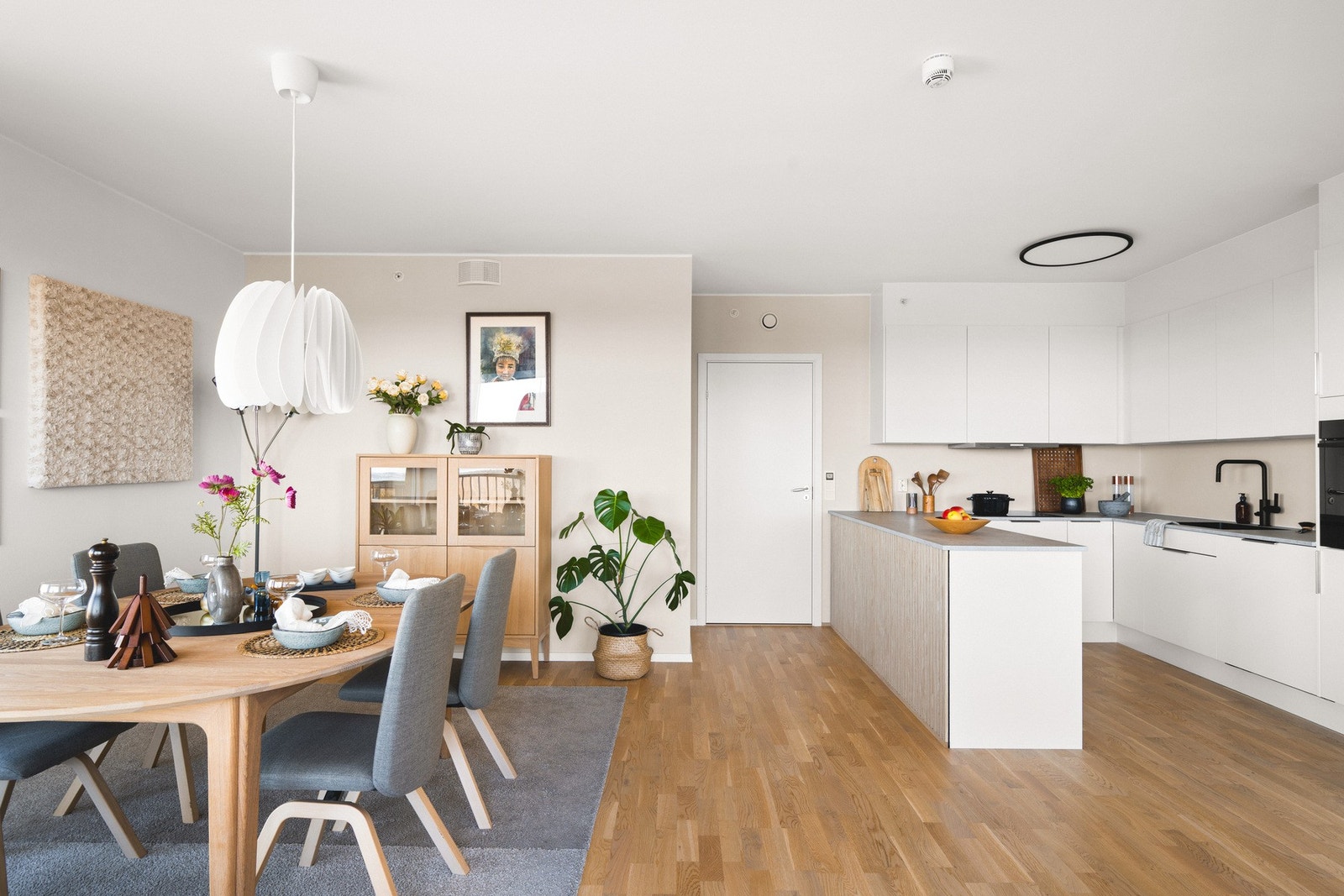 Kjøkkenet er påkostet fra Sigdal og har utvidet U-kjøkkeninnredning med integrerte kvalitets hvitevarer med lavest mulig Db/lyd. Galleribilde