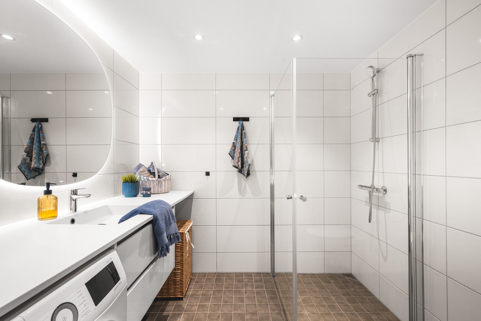 Badet måler 4,8 kvm og flislagt gulv og vegger, med varmekabler. Galleribilde