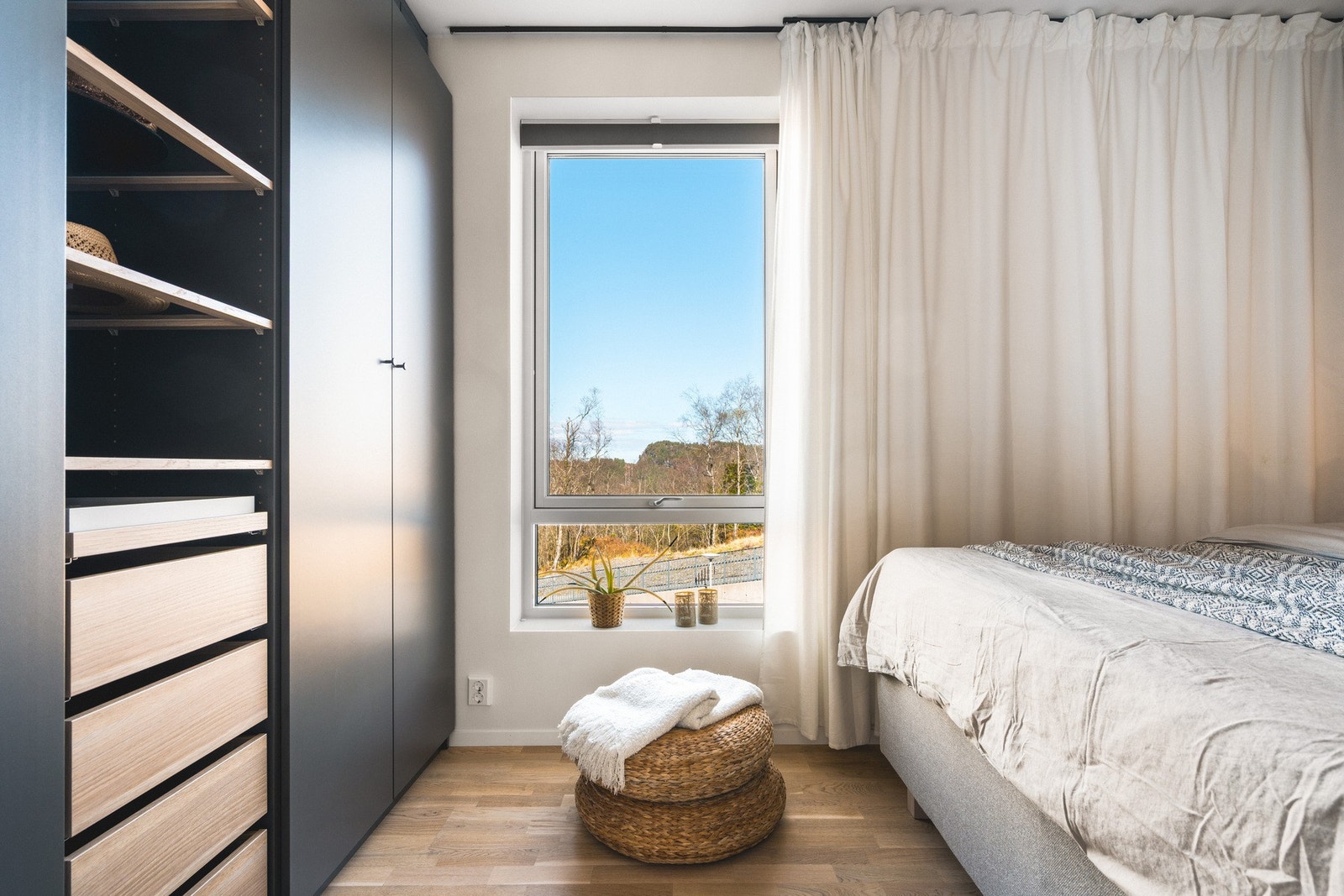 Hovedsoverommet måler 11,2 kvm og har plass til dobbeltseng, garderobe og nattbord. Galleribilde