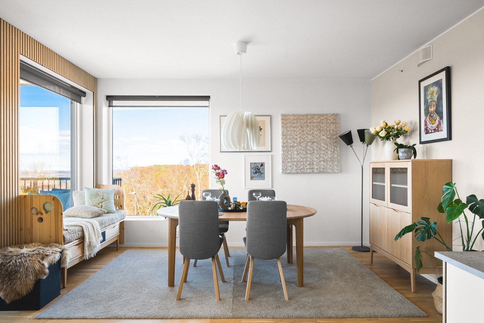 I stuen har du også plass til en koselig spisegruppe. Perfekt for hyggelige middagsbesøk. Galleribilde