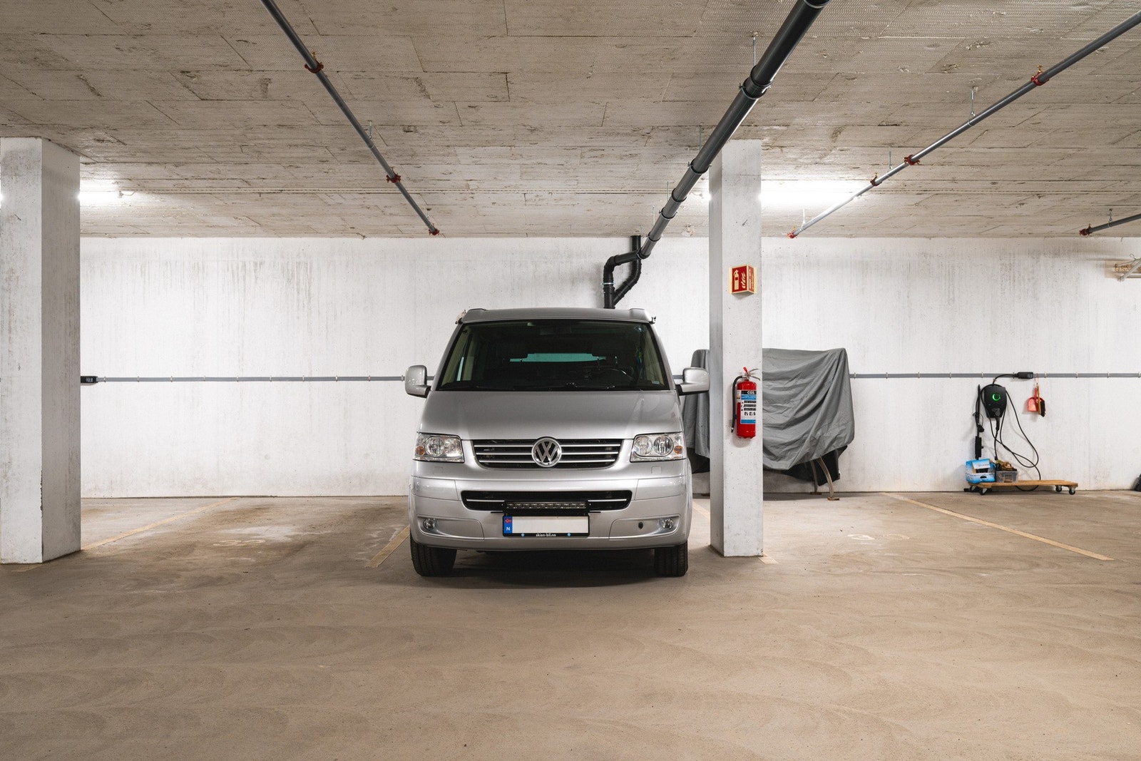 Fast parkeringsplass i felles lukket garasjeanlegg, rett vei heisen. Galleribilde