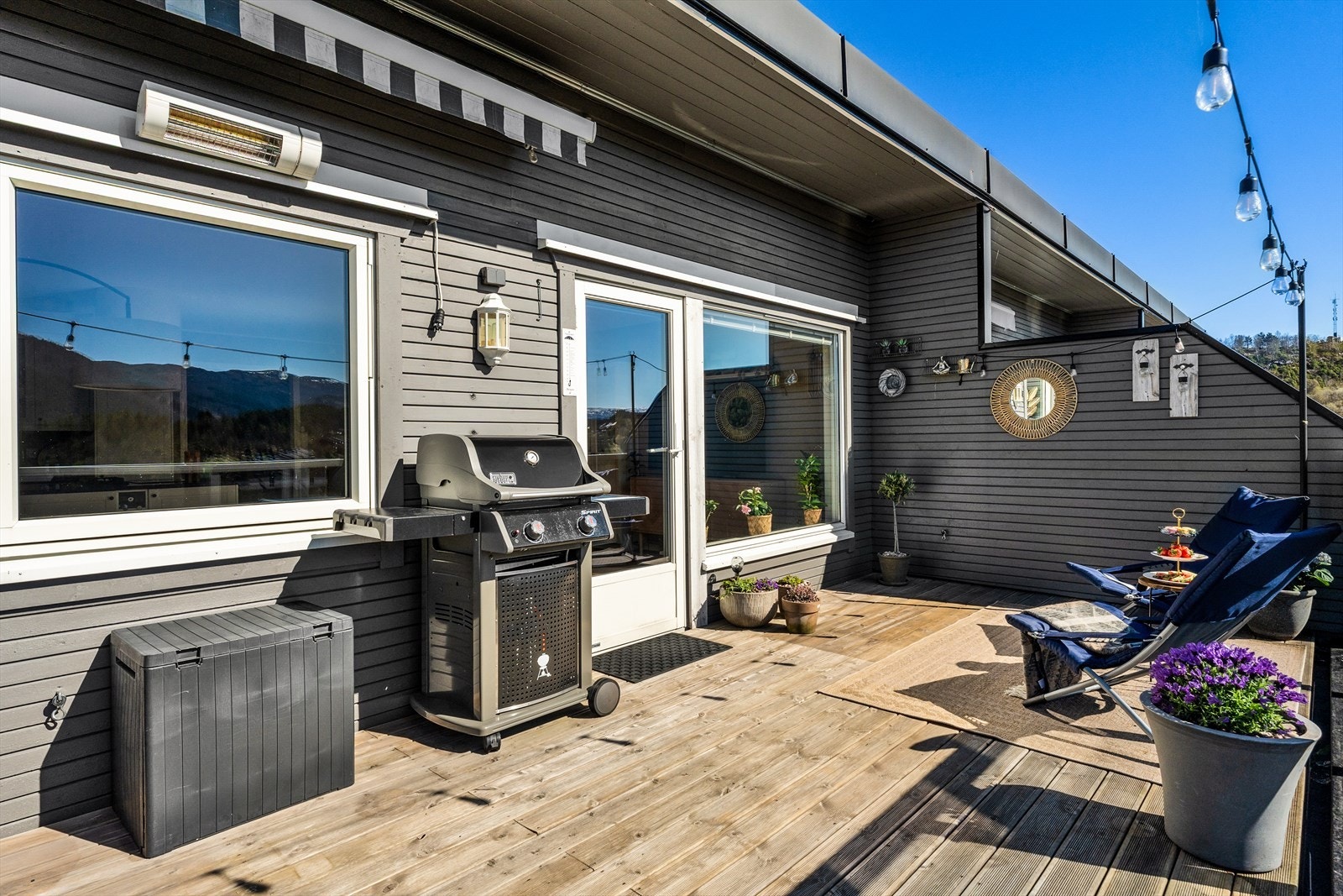 Altanen har plass til utemøbler og er dekket har MøreRoyal terrassebord og sluk i forkant. Altanen er utstyrt med utelys, dobbel stikkontakt og manuell markise Galleribilde