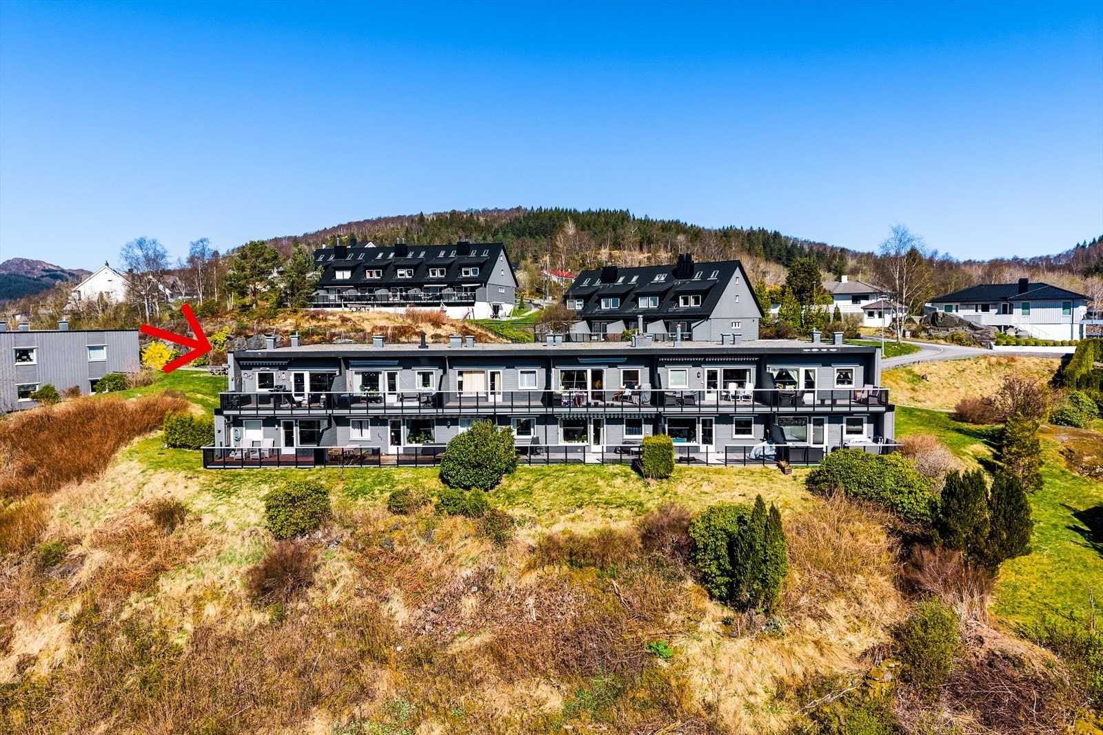 Flaktveithøgda borettslag består av 10 rekkehus i to husrekker og 22 leiligheter i to terassehus Galleribilde