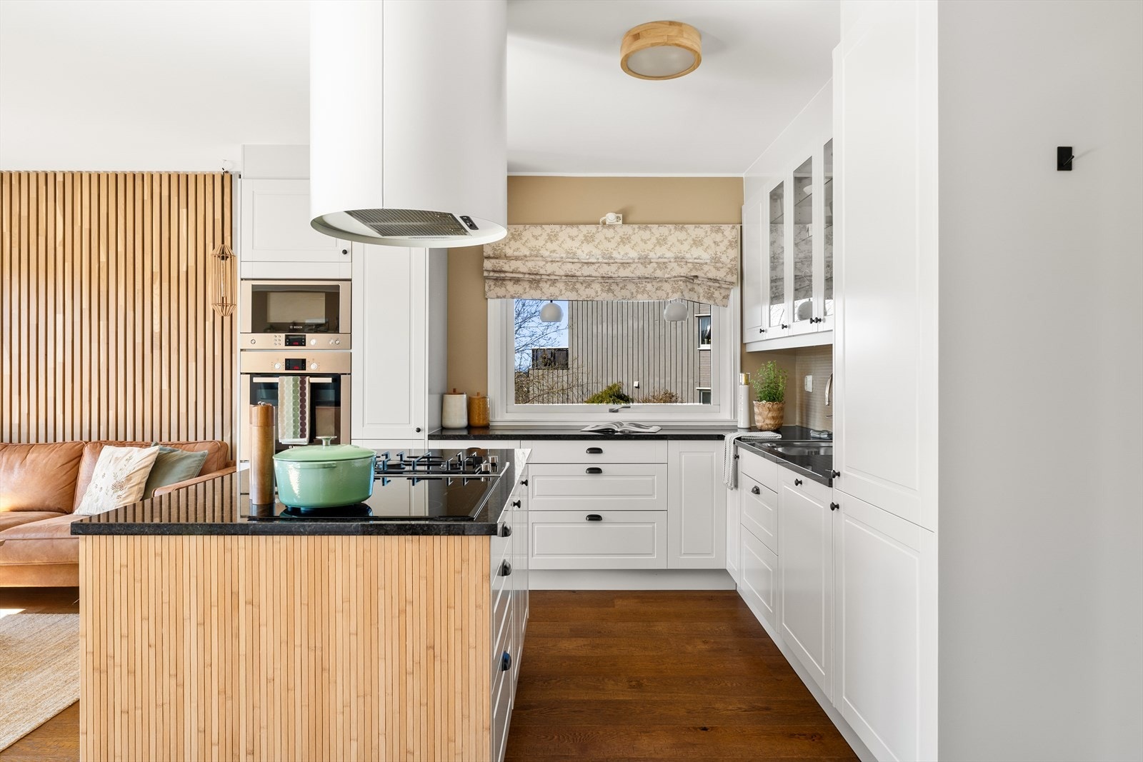 Vindu på endevegg gjør det lyst og fint og gir gjennomgående lys i rommet Galleribilde