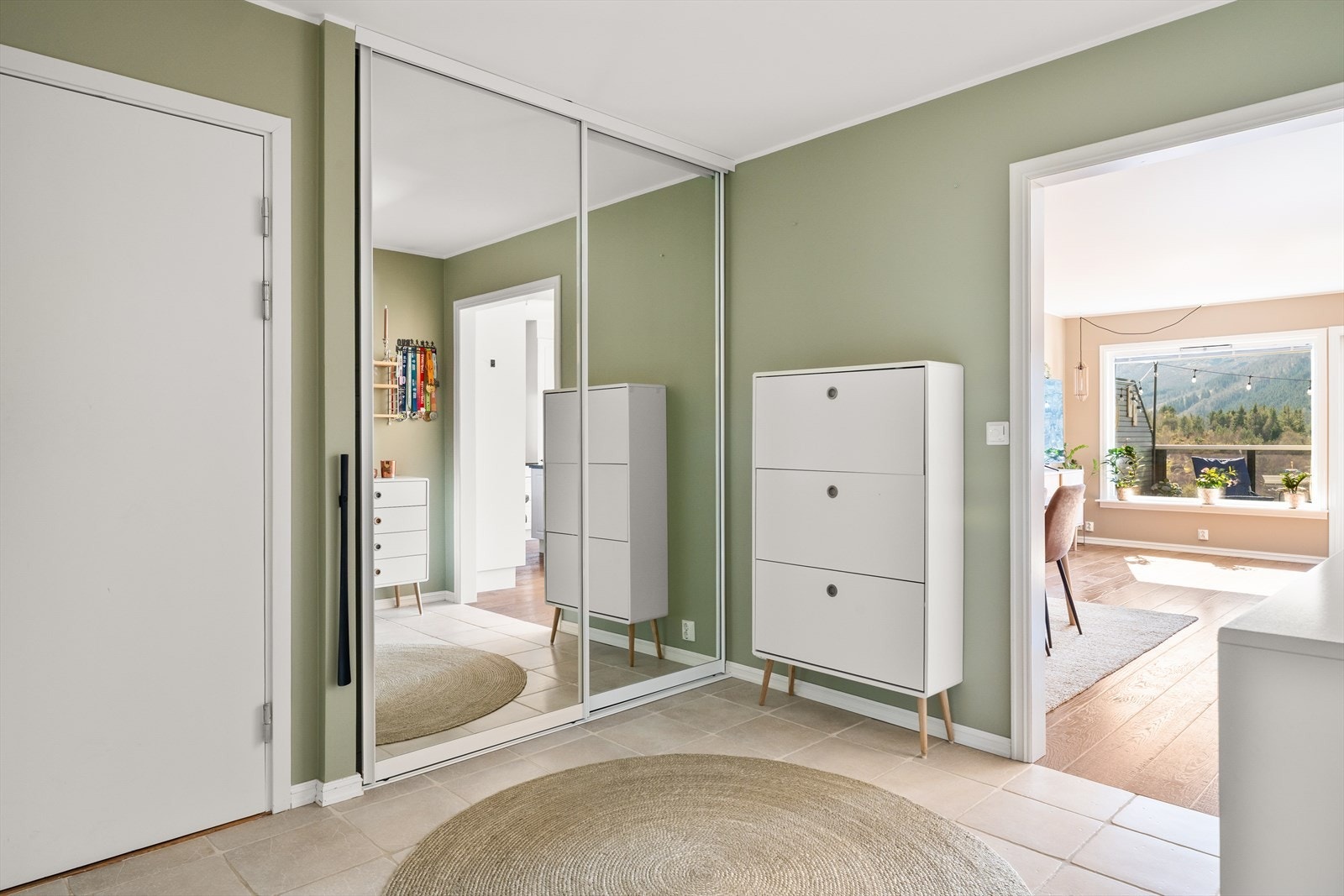 Stor entré/gang med speilgarderobe. Fliser på gulv Galleribilde