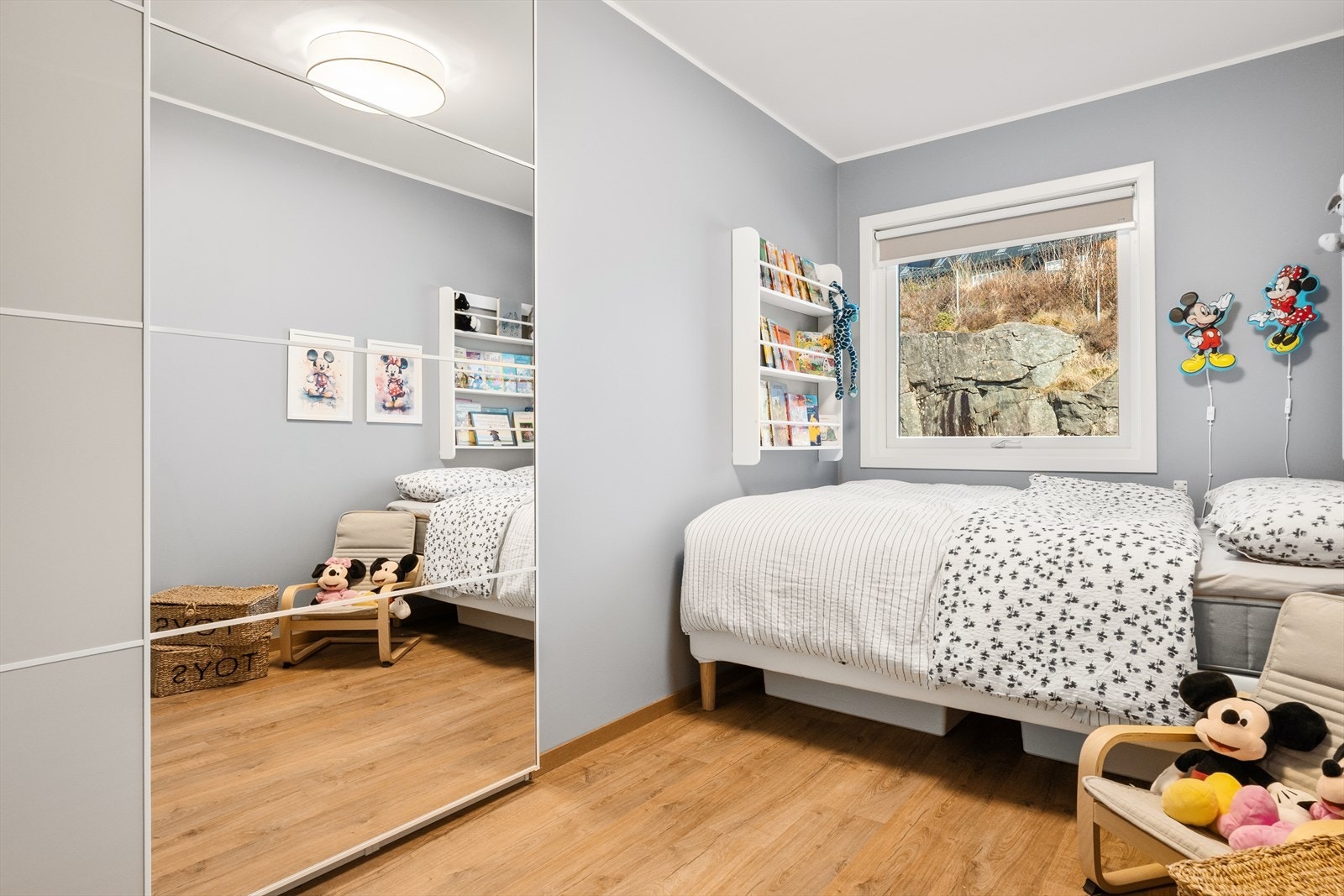 Soverom 2 har en stor skyvedørsgarderobe Galleribilde