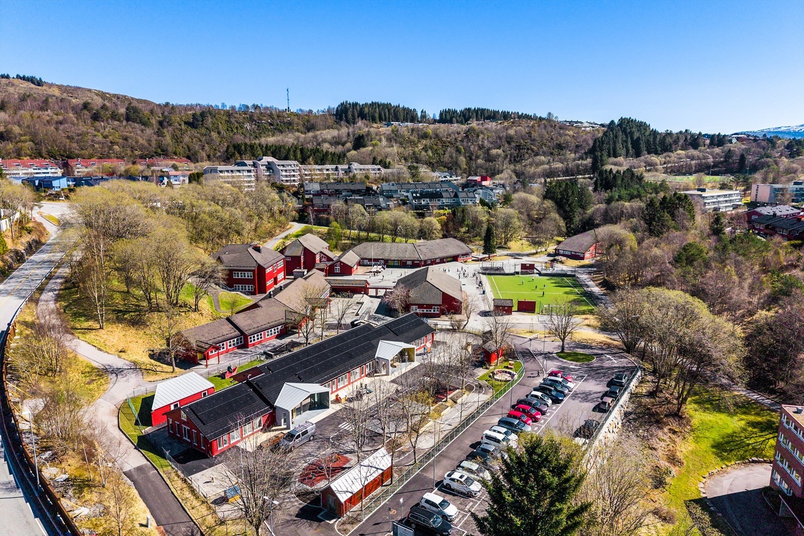 Kort vei til barnehage og barneskole. Gode bussforbindelser ca 100 m unna på gangsti. Ca 200 m til Ulvedalen Torg hvor det bl.a. er butikk (også søndagsåpen). Ungdomsskole og Flaktveithallen oppe på Breimyra Galleribilde