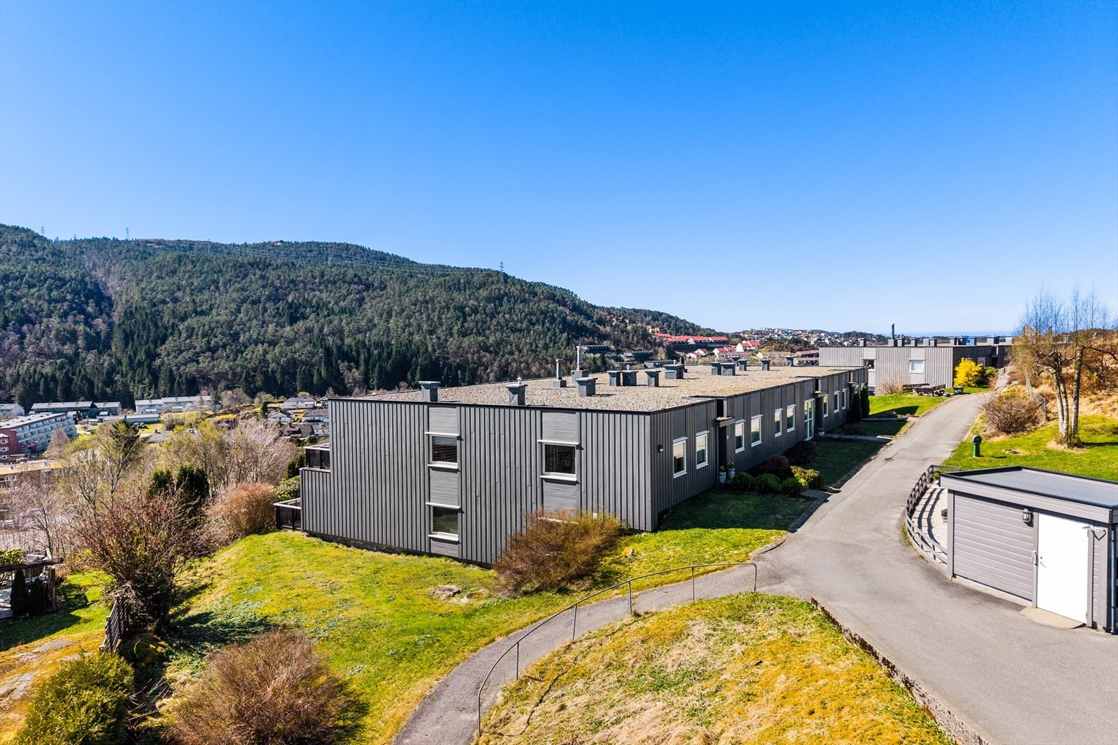 Leiligheten ligger på hjørnet i øverste i den første terrasseblokken og har enkel og trappefri adkomst Galleribilde