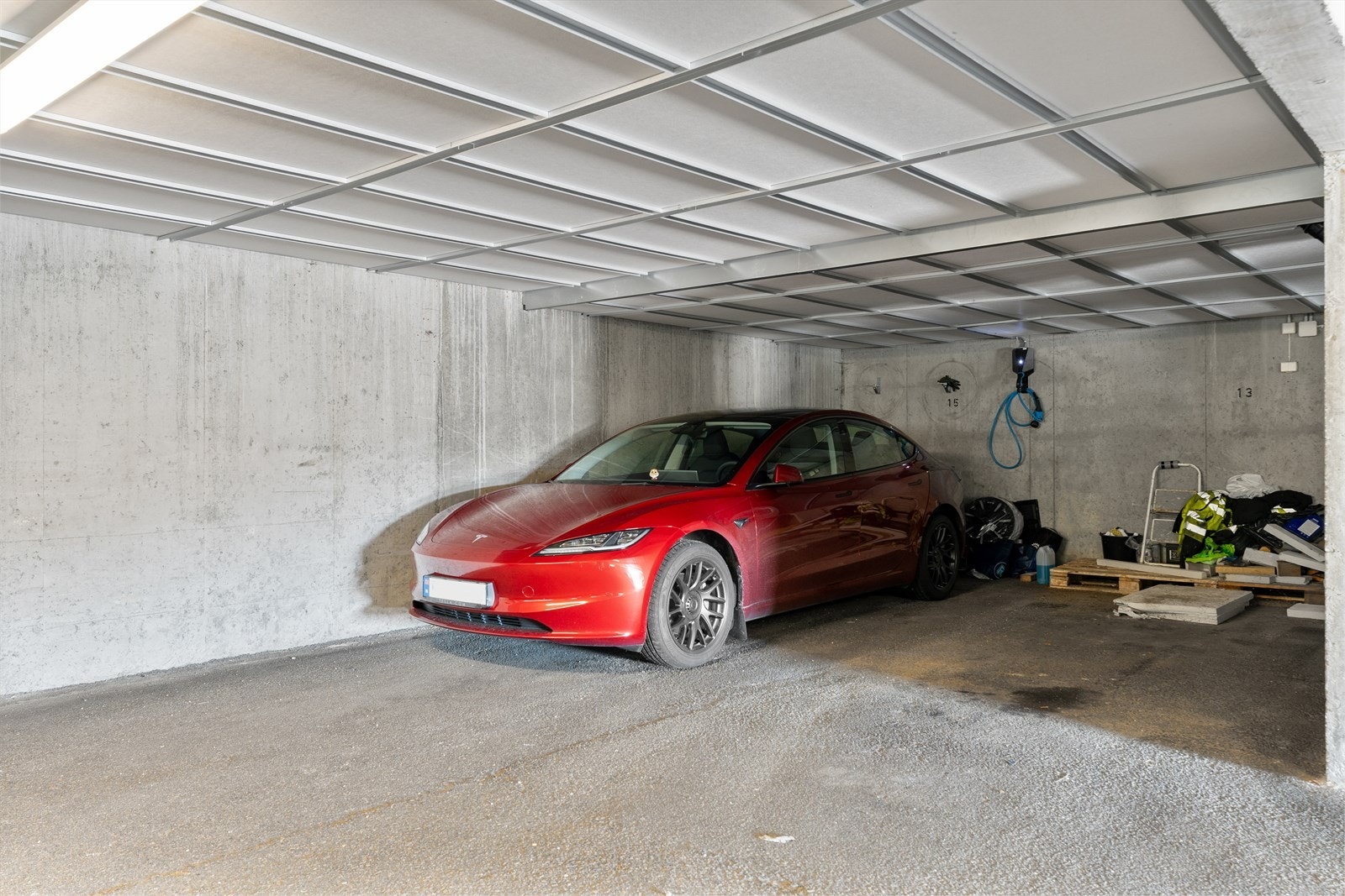 Fast parkering i felles garasjeanlegg med egen elbillader (merket nr 15) Galleribilde