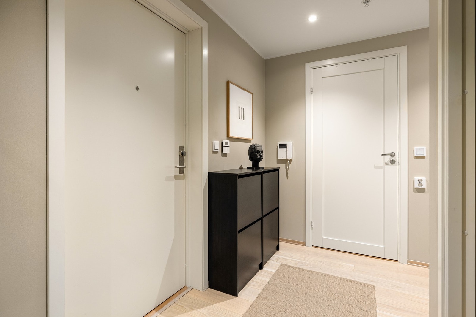 Velkommen inn! En lys og innbydende entré på 6,4 kvm utstyrt med porttelefon. Sikringsskapet er også plassert her. Galleribilde
