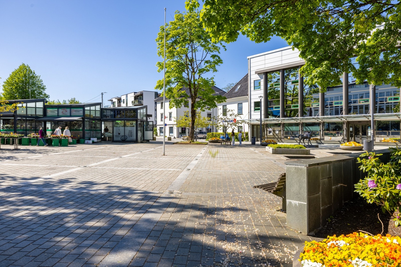 Kun en kort spasertur unna finner du Nesttun sentrum, som byr på et bredt utvalg av butikker, dagligvare, vinmonopol, apotek, treningssentre, restauranter og hyggelige kaféer. Galleribilde