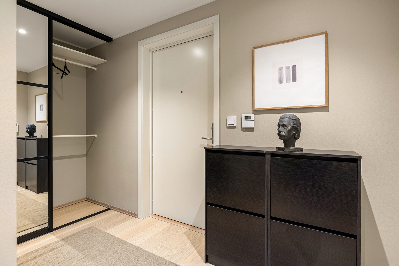 Entréen byr på gode oppbevaringsmuligheter med en romslig skyvedørsgarderobe for yttertøy, og det er i tillegg plass til skoskap eller annen praktisk innredning etter behov. Galleribilde