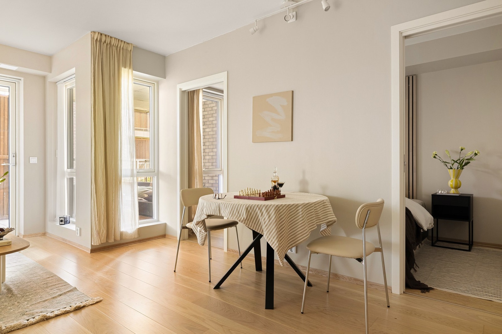 Leiligheten har balansert ventilasjon med varmegjenvinning, samt vannbåren varme i alle rom, med unntak av soverom og bod, noe som bidrar til god komfort. Galleribilde
