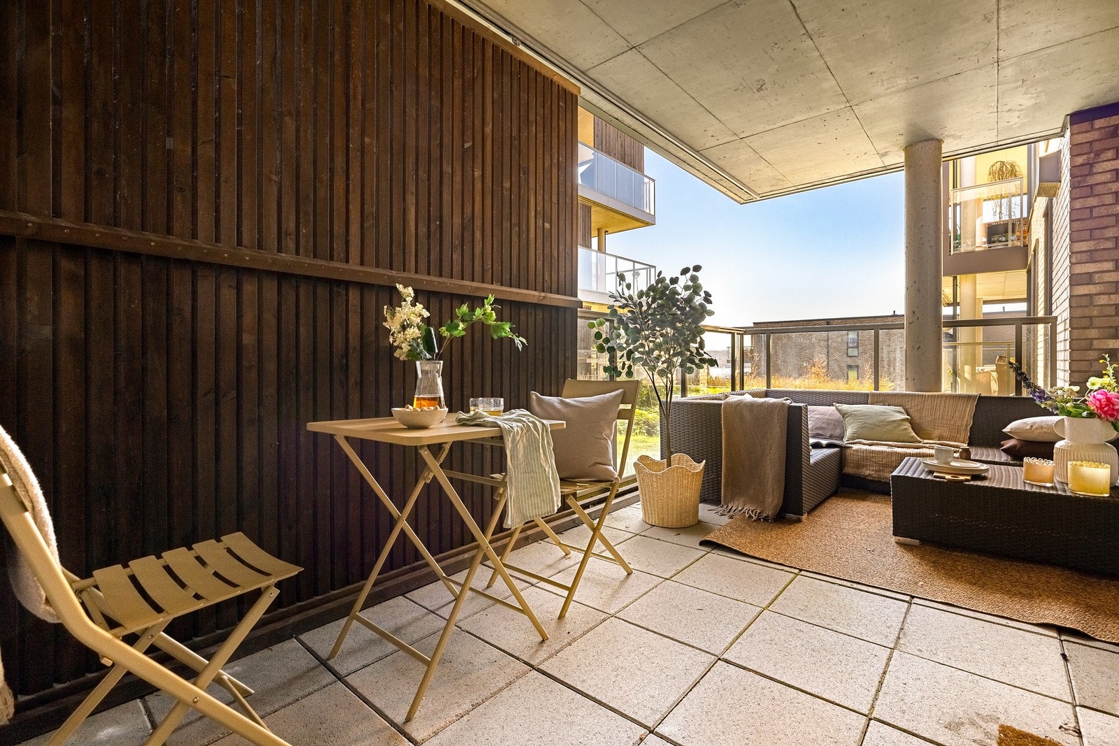 Fra stuen er det utgang til en stor og innbydende terrasse på ca. 19 kvm. Galleribilde
