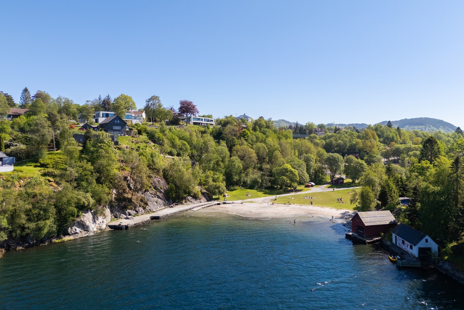 På varme dager er Skjoldabukta et populært sted med sandstrand og gode badeforhold. Området byr på fasiliteter som bord og benker, toalett og offentlig tilsyn i sommersesongen. Badeplassen er barnevennlig, med stor gressplen, sandstrand og tilrettelegging Galleribilde