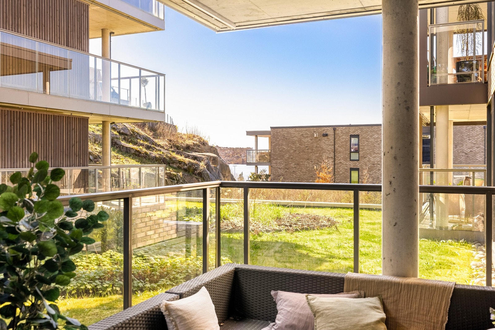 Selger opplyser om sol fra formiddag og utover ettermiddag/tidlig kveld i sommerhalvåret. Galleribilde