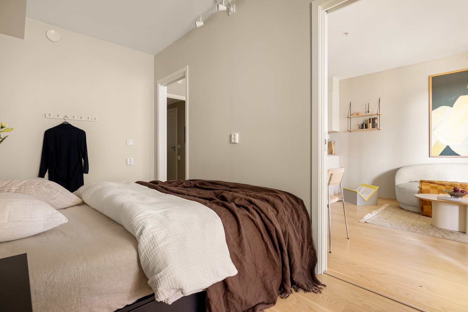 Det er to skyvedører inn til soverommet som gjør det dermed mulig til å innrede med dobbeltseng og nattbord. Galleribilde