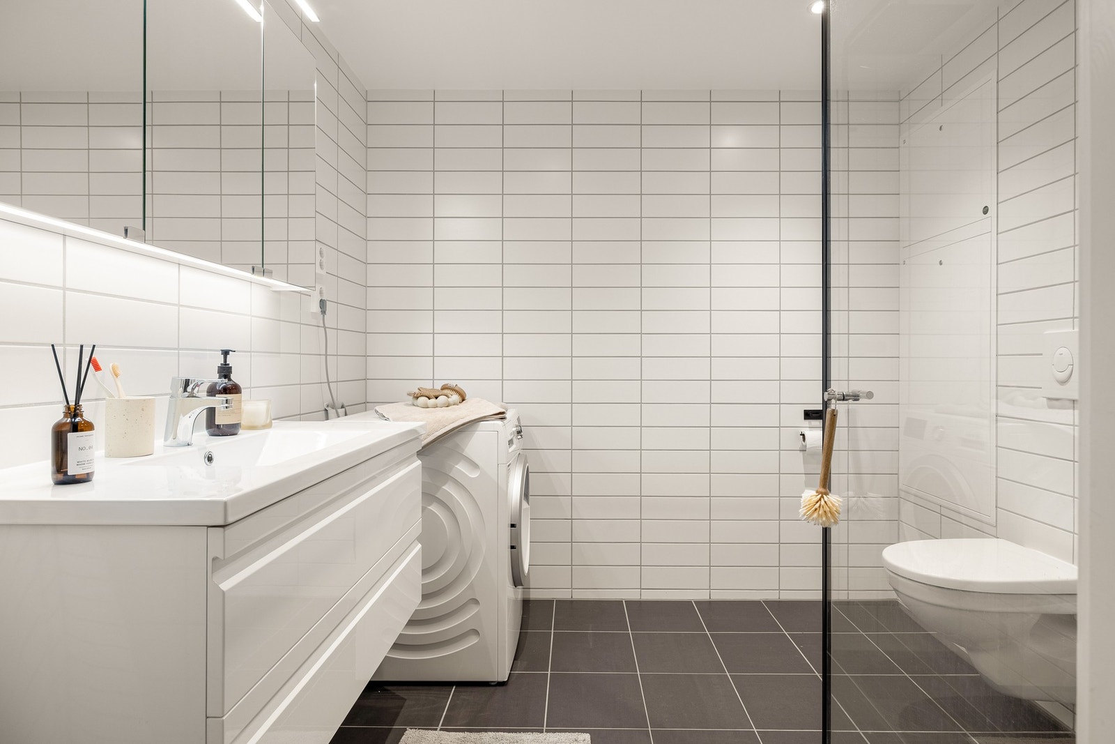 Badet er helfliset og har slett, malt himling med innfelte downlights. Galleribilde