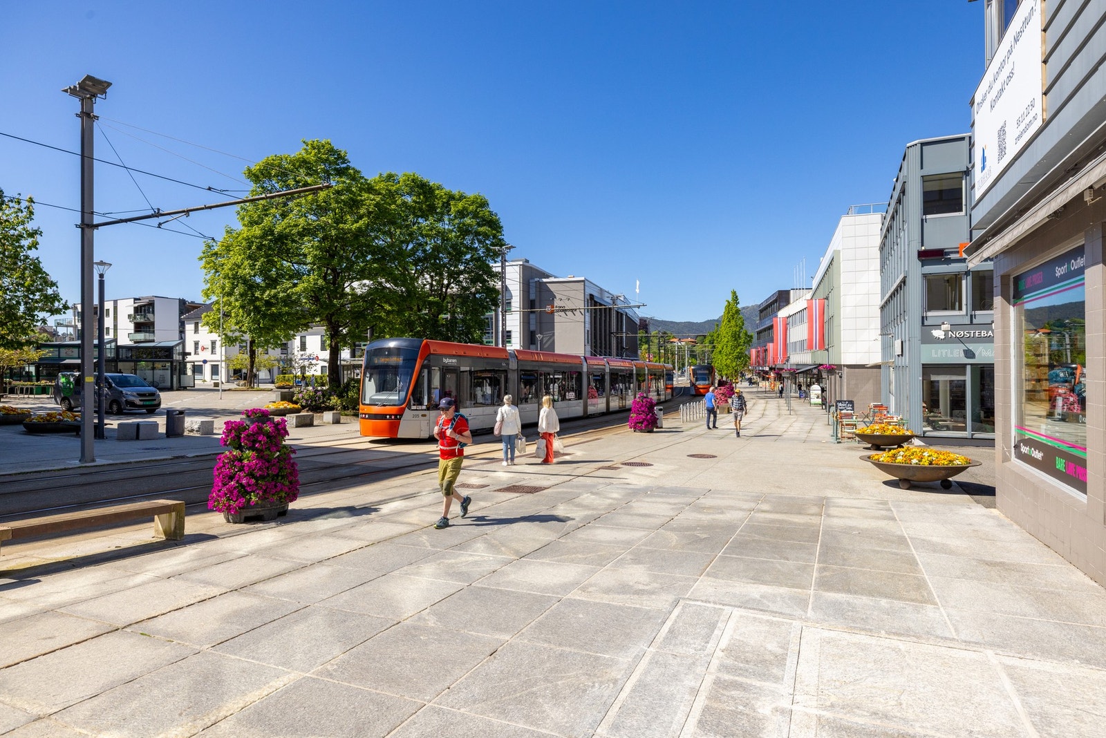 Her ligger også Nesttun terminal med hyppige avganger med bybane og buss til blant annet Bergen sentrum, Lagunen og Flesland. Galleribilde