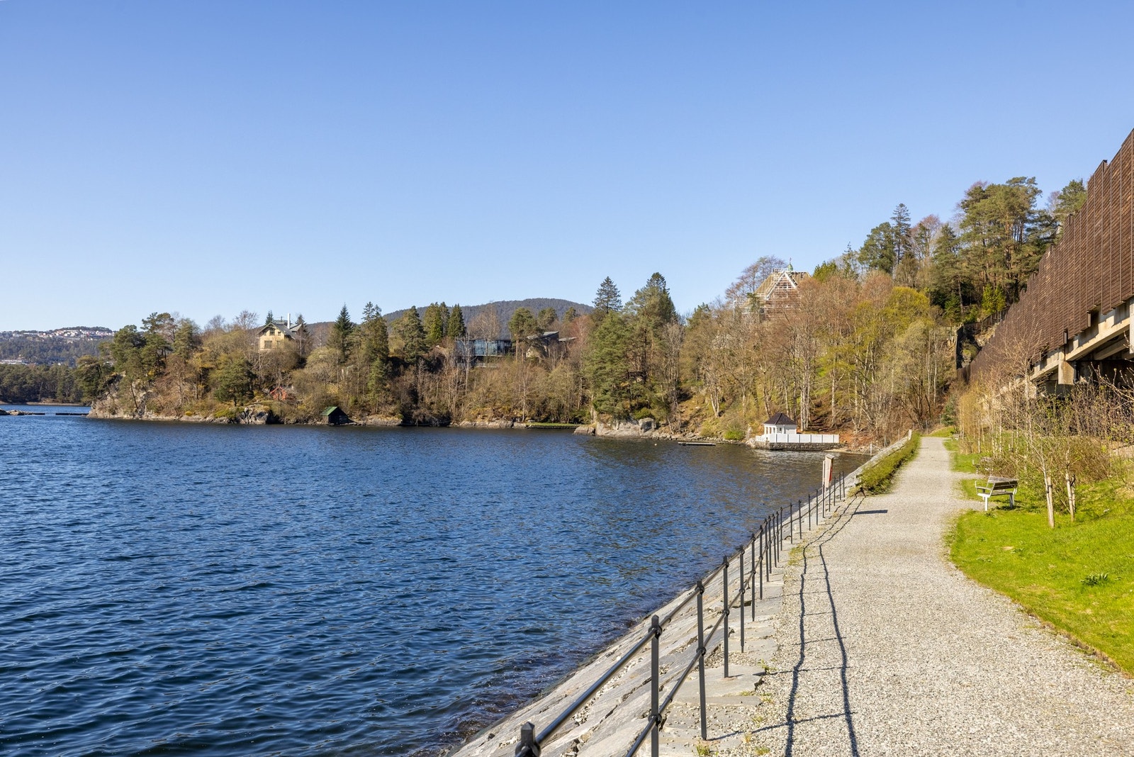 Like nedenfor ligger Nordåsvannet, hvor det er opparbeidet flotte turstier og promenade som strekker seg mot Troldhaugen, perfekt for rolige spaserturer eller løpeturer. Galleribilde