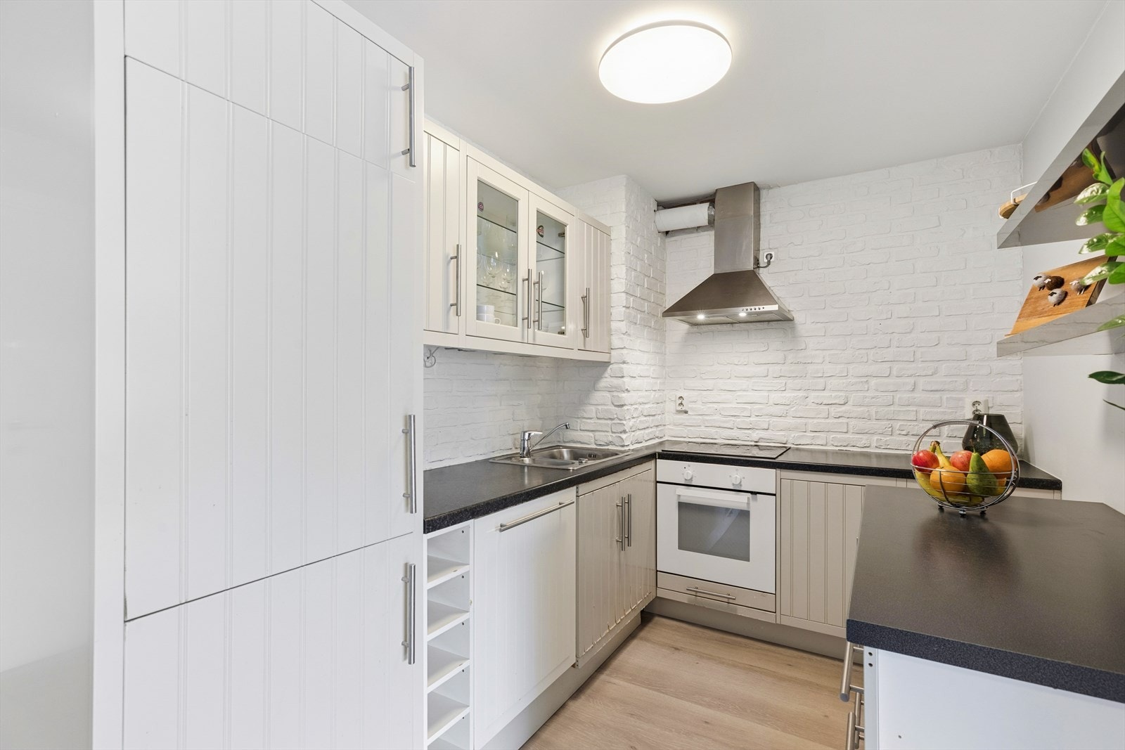 Innredningen byr på gode arbeidsflater og oppbevaringsmuligheter, og er utstyrt med platetopp, stekeovn, oppvaskmaskin og kjøl/frys Galleribilde