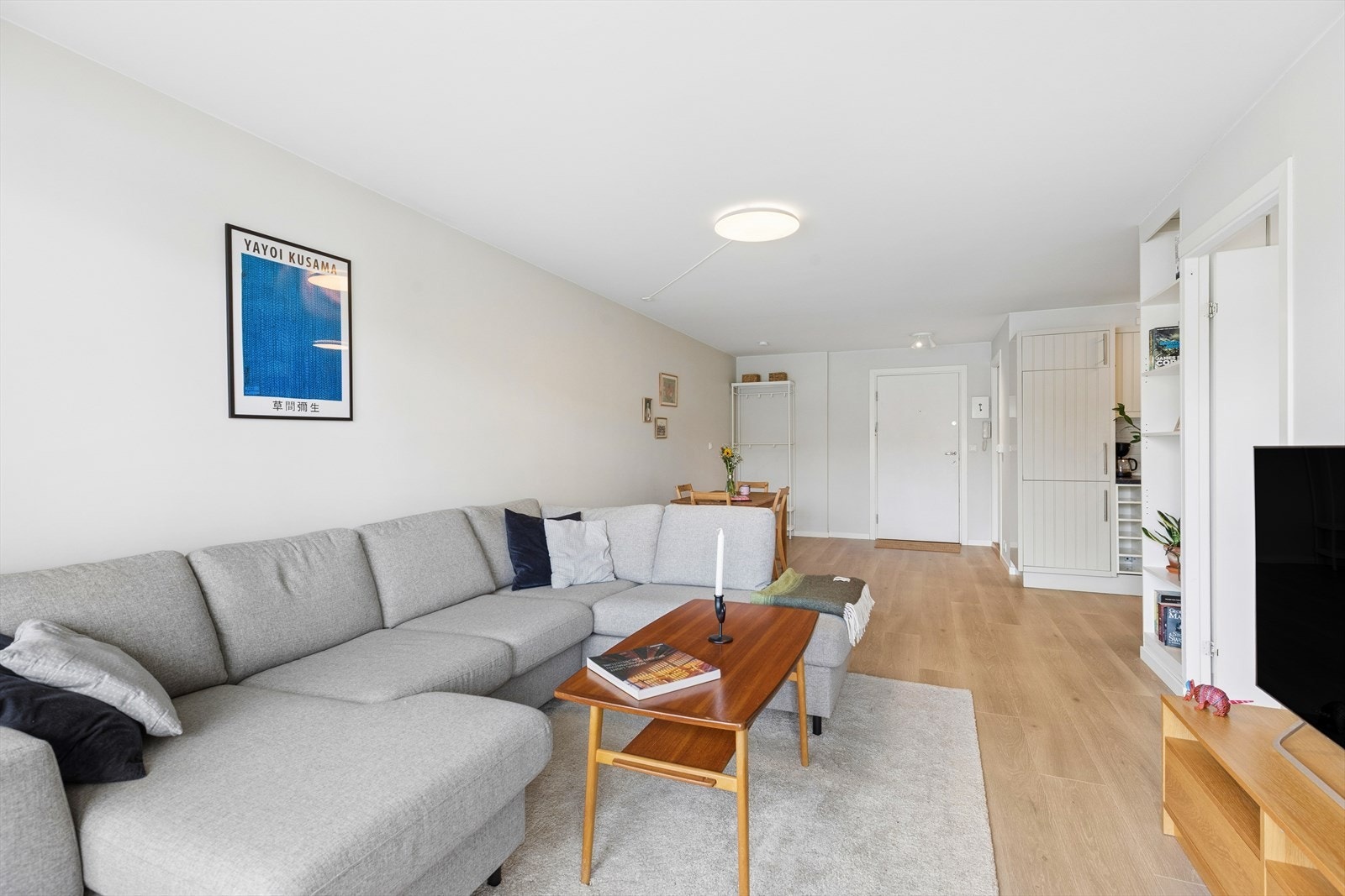Stuen fremstår som lys og innbydende med god plass til både sofagruppe og spisebord Galleribilde