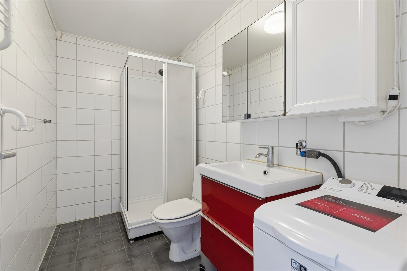 Badet er flislagt og har varmekabler i gulv Galleribilde