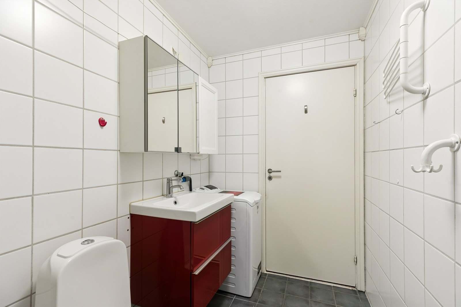 Rommet er innredet med dusjkabinett, servant, toalett og opplegg for vaskemaskin Galleribilde