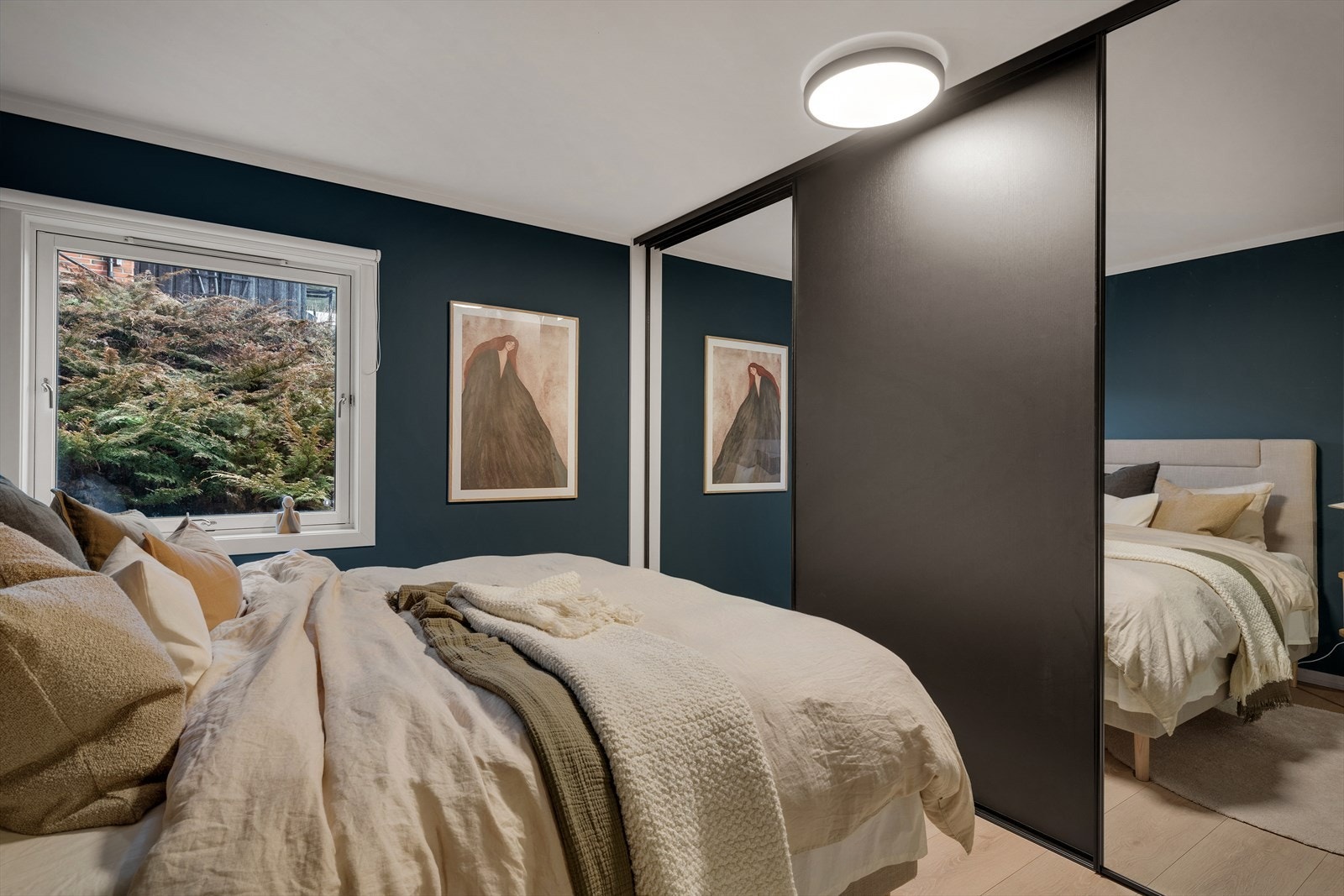 Leiligheten har to romslige soverom, begge vendt mot stille bakgård. Galleribilde