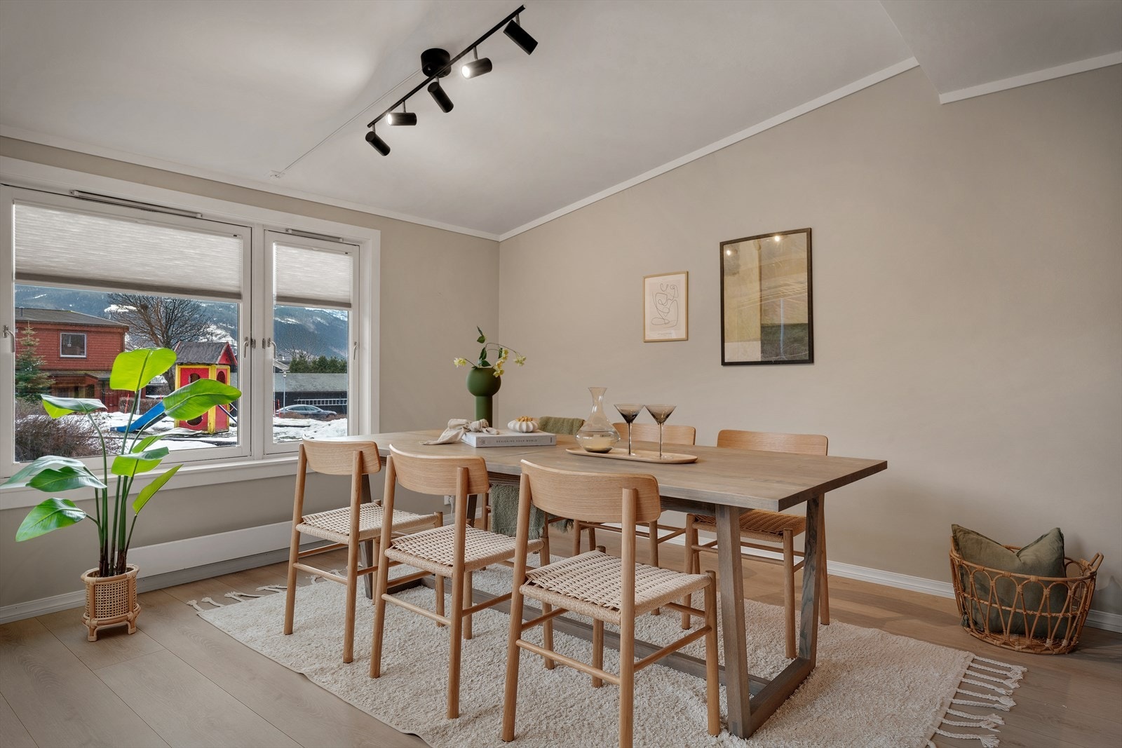 Her er det plass til spisebord av god størrelse - perfekt for deg som liker å invitere. Galleribilde
