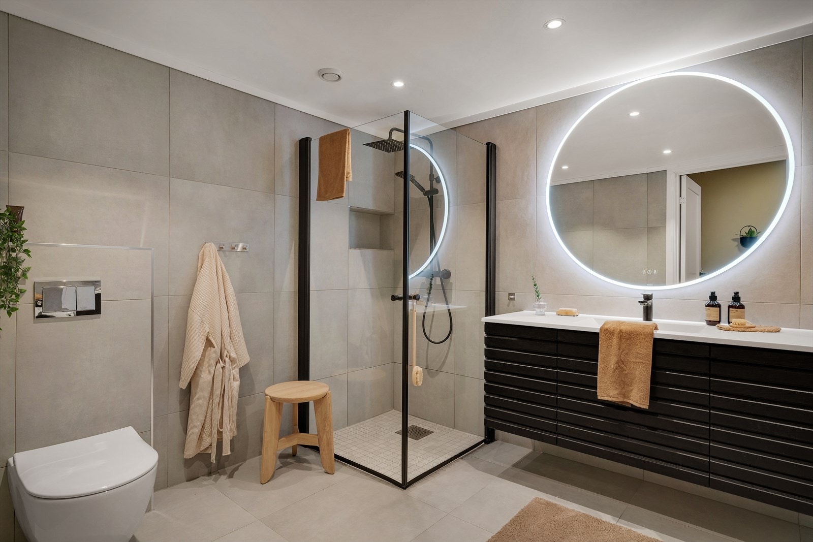 Det er lagt nye varmekabler, ny støp og ny membran på gulv og vegger. Badet har 60x60 fliser på gulv og vegger, med mosaikkfliser i dusjsonen. Galleribilde