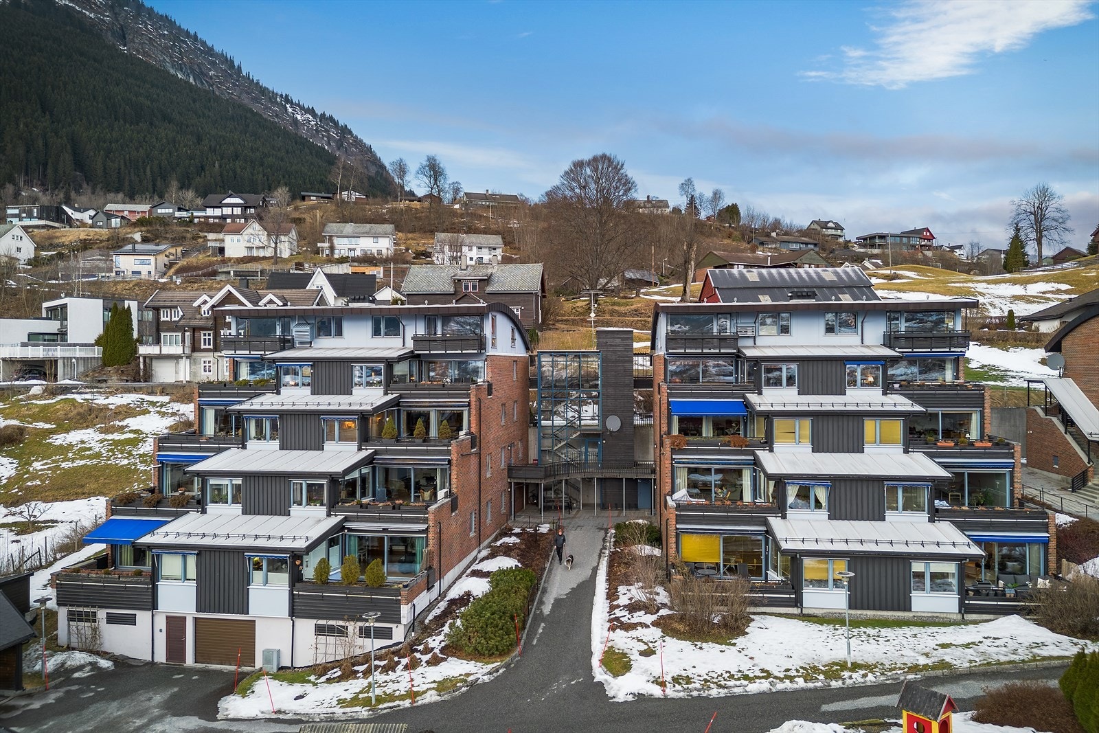 Leiligheten har en tilbaketrukket, men likevel sentral beliggenhet. Galleribilde